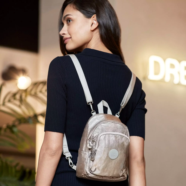 mochila delia convertible metalizada compacta Kipling resplandor metalico mujer 884V404 mochilas de moda
